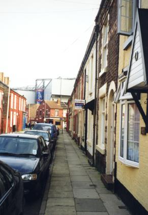Blick aus Seitenstraße auf das Stadion