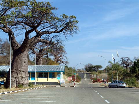 Bild69: Einfahrt nach Botswana