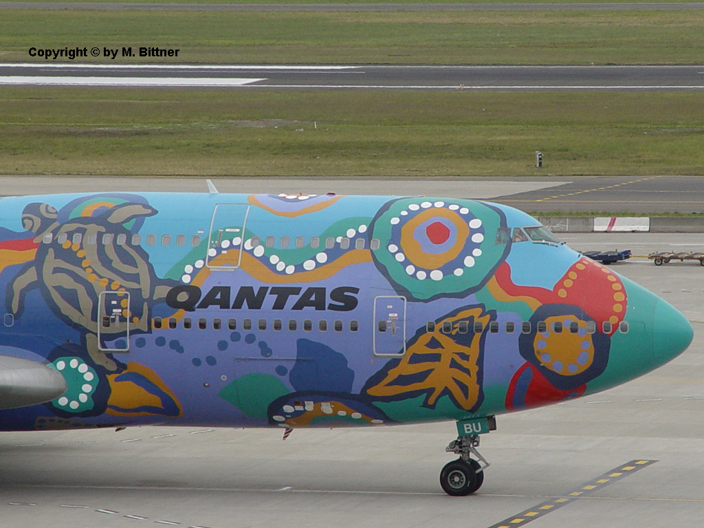 Boeing 747-338 / VH-EBU / Taxiing at Sydney
